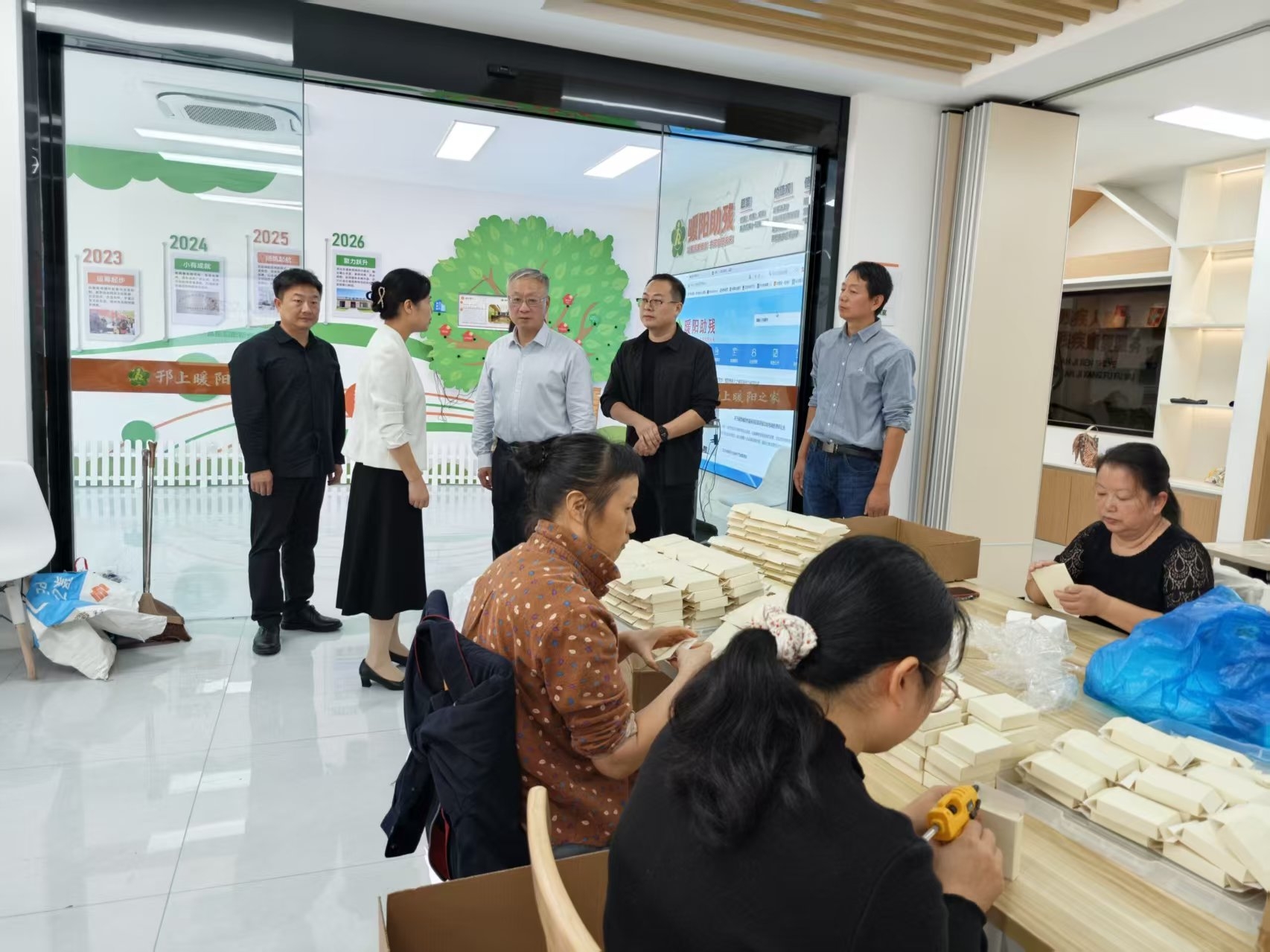 邗江区委书记王庆伟调研小满助残暖阳残疾人之家 实地察看残疾人辅助性就业工作